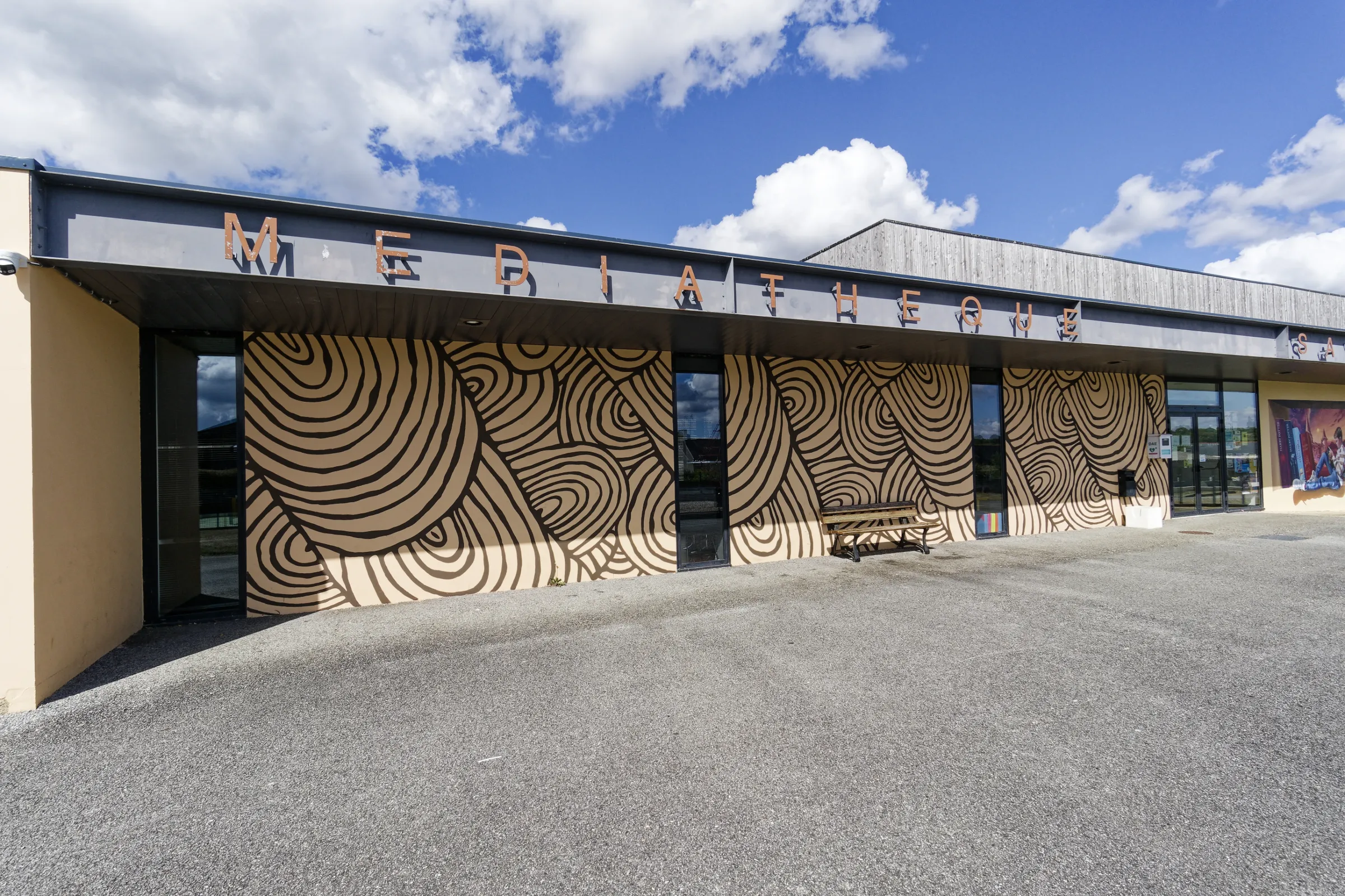Résultat final de la fresque d'art pariétal breton, façade de la médiathèque d'Edern